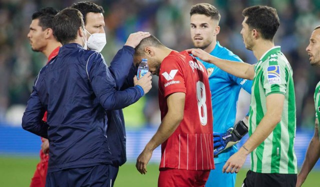 El Betis-Sevilla, suspendido tras el lanzamiento de una barra que impactó en Joan Jordán