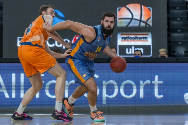 El Valencia Basket a engancharse a la parte alta a costa del Barça 