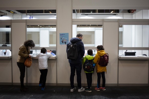 Los niños pequeños corren riesgos similares a los adultos al contagiarse por la covid