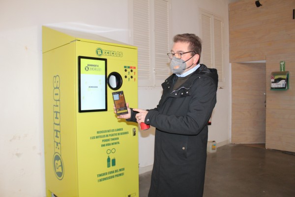 Nules instala una máquina en el Mercado para promover el reciclaje de envases