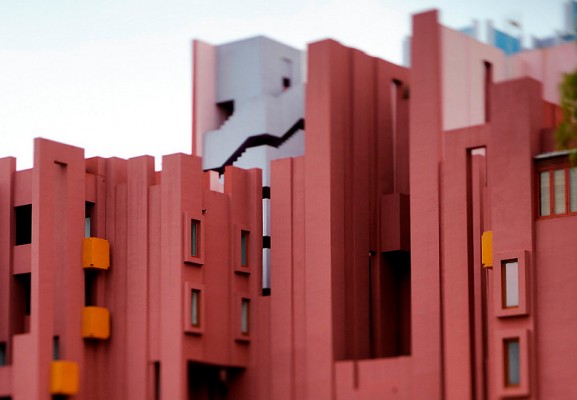 Hay una postal que no para de enseñarse: el porqué del éxito de Bofill y su Muralla Roja de Calp