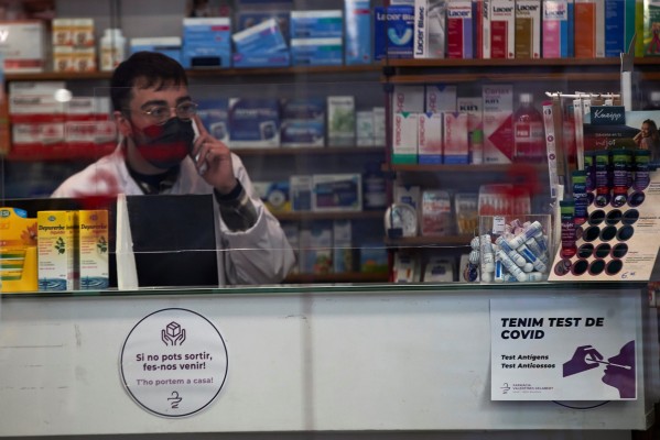Las farmacias empiezan a hacer test de antígenos, 157 en solo unas horas en Valencia

