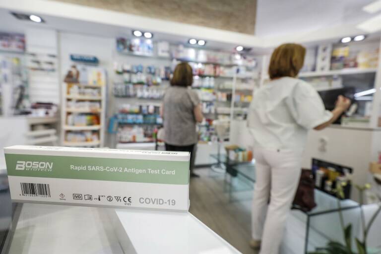 Sanidad compensará a las farmacias solo por los test de antígenos positivos comunicados