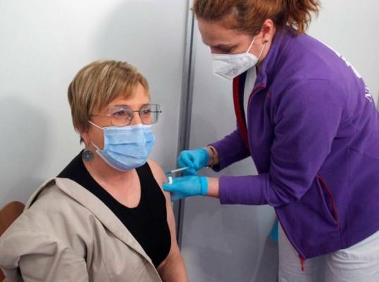 Otro juzgado condena a Sanidad por no vacunar a los médicos del sector privado en igualdad de condiciones