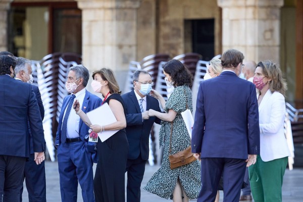 Puig acusa a Ayuso y al PP de partidismo 
