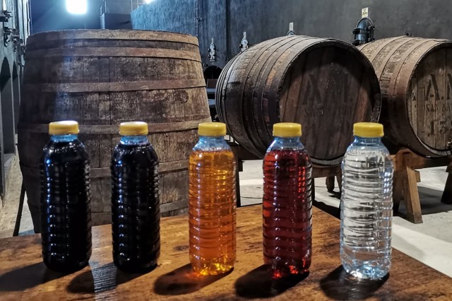 Una bodega de Sant Mateu halla vinos dulces y rancios en barricas 