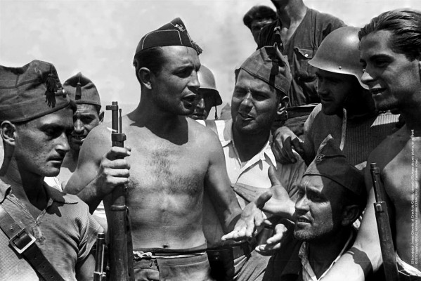 La maleta de fotografías de la República que escapó de las manos de Franco
