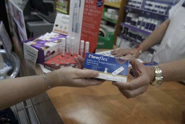 El nuevo precio máximo de los tests de antígenos entra en vigor el sábado tras publicarse en el BOE