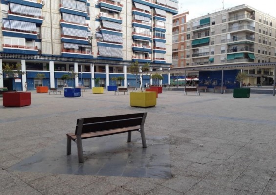 Elche inicia el trámite para reurbanizar la plaza de los Pisos Azules por sus problemas de humedades
