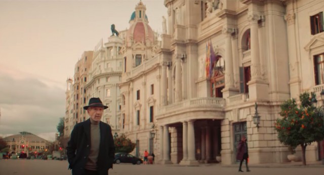 José Sacristán se pasea por Valencia en el spot de los Goya 2022