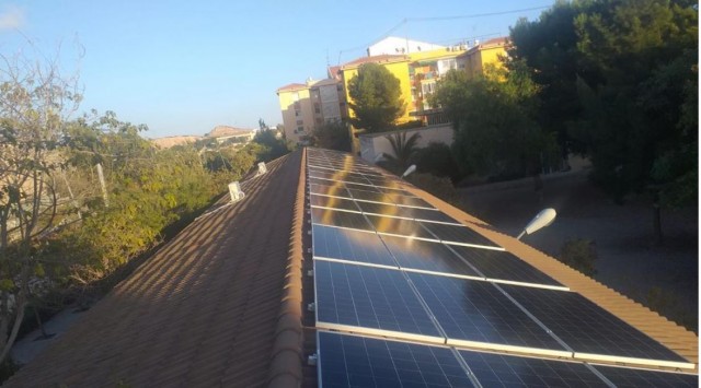 Tres empresas pujan por instalar placas solares en 30 dependencias municipales de Alicante