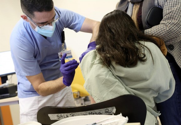 Sanidad aprueba la administración de las dosis de refuerzo a los mayores de 18 años