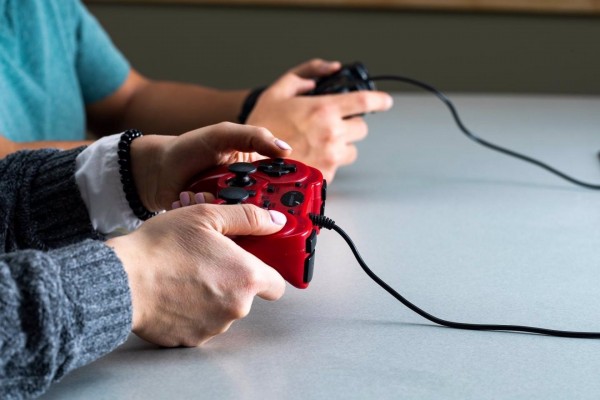 Varón, con bajo nivel de conciencia e inadaptación escolar, perfil de los jóvenes adictos a videojuegos