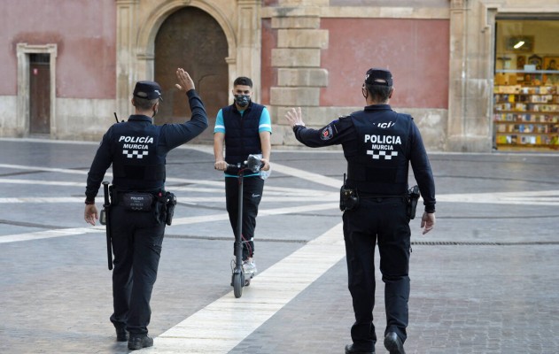 La Policía Local de Murcia sanciona a más de 150 personas por consumir alcohol o droga en la calle en Navidad