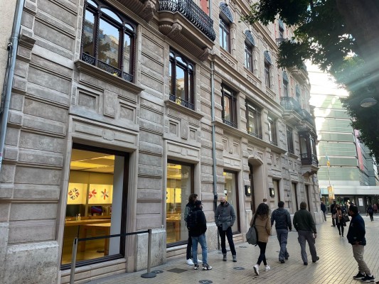 Un grupo de encapuchados irrumpe en la tienda Apple de València y roba unos 140 dispositivos
