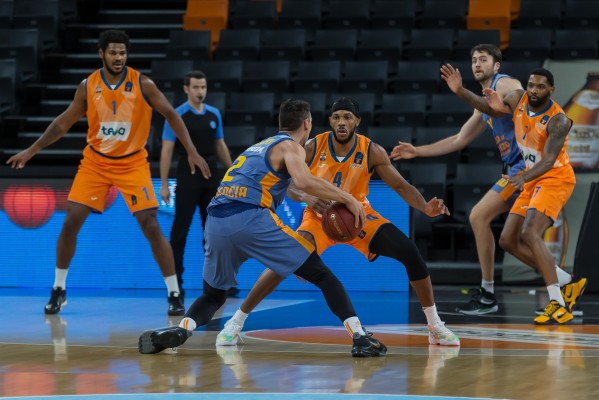 Valencia saca adelante un duelo espeso ante el Ulm