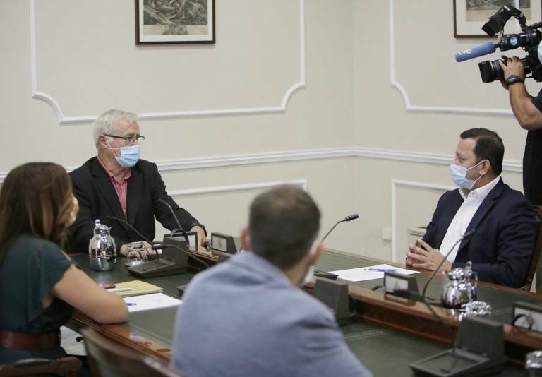 El alcalde de València, Joan Ribó, y el presidente del club, Anil Murthy - 