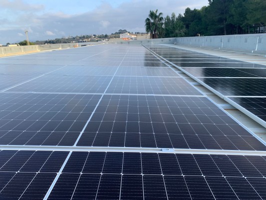 Benissa ahorrará 235.000 euros en luz al instalar placas solares en la piscina

