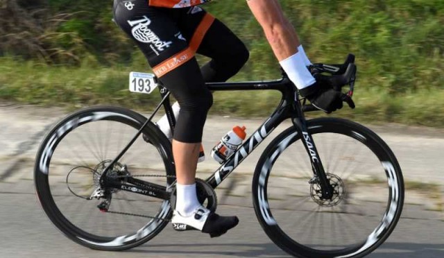 Los ciclistas se posicionan en contra de los frenos de disco