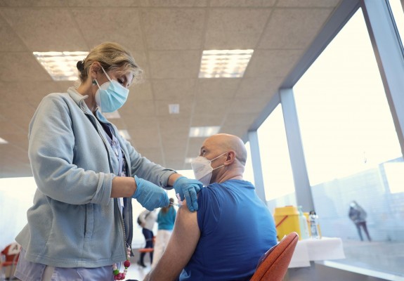 La EMA descarta 'gripalizar' la covid y duda sobre si dar dosis de refuerzo 