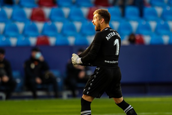 Aitor Fernández cierra su renovación con el Levante