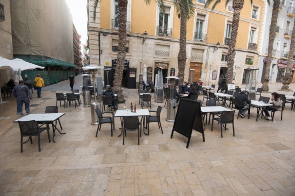 Alicante recaba informes de Tráfico y de Urbanismo para extender las terrazas de la hostelería