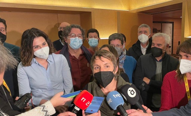 Un abrazo y una foto para cerrar las grietas del relevo de Ferri por Robles en Compromís