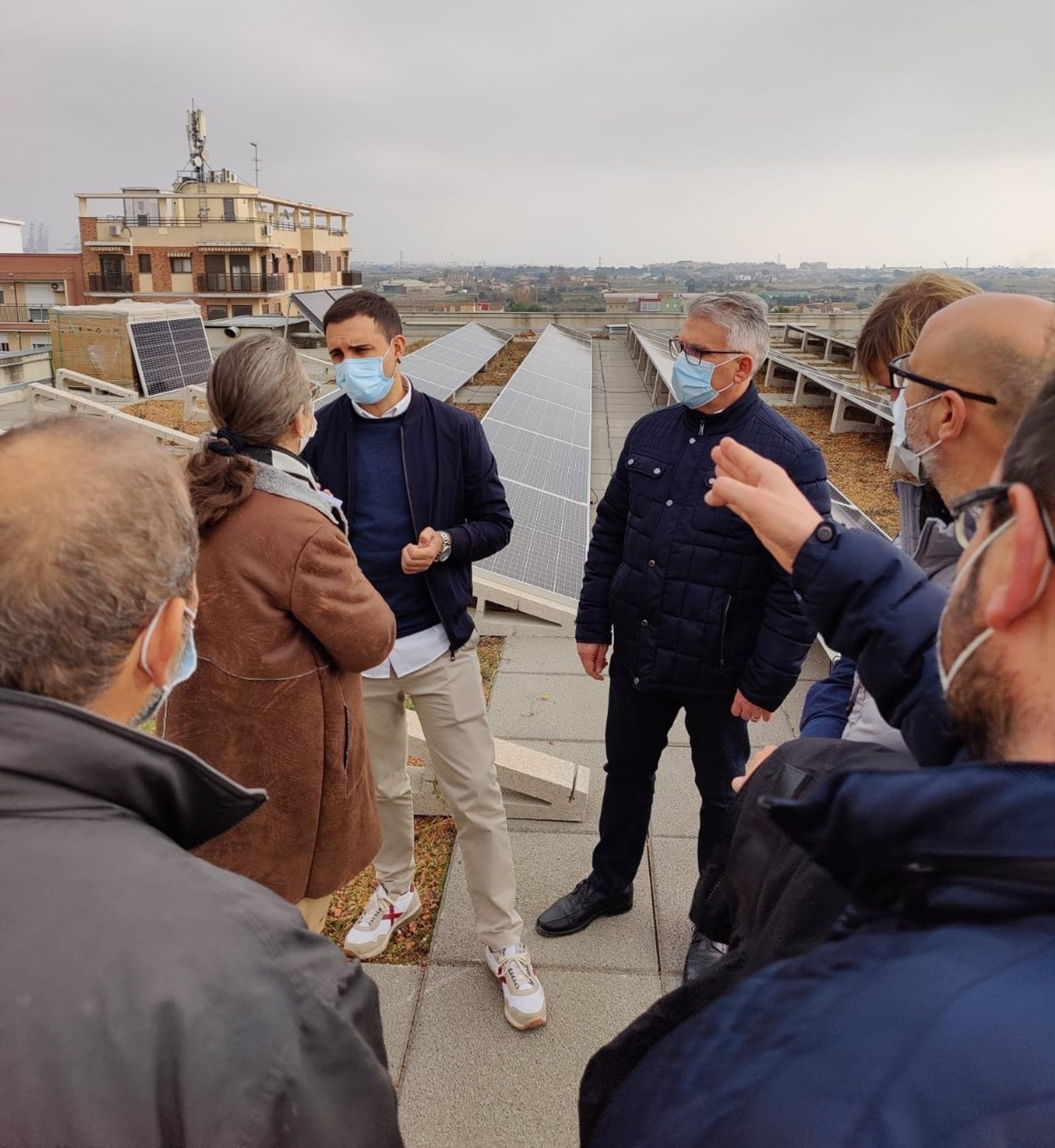 La comunidad energética Castellar-Oliveral ultima su puesta en marcha instalando la planta fotovoltaica