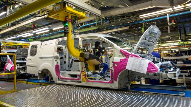 Ford aprieta a Almussafes y los sindicatos se abren a negociar flexibilidad laboral, pero no salarios     