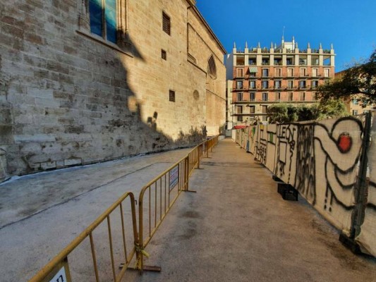 Ayuntamiento y Generalitat dejarán tapados los restos en la Plaza de la Reina para futuros análisis