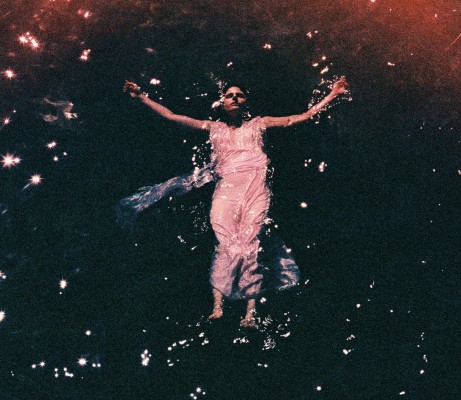 La poesía como exorcista de los traumas: 'Las oceánicas', primer poemario de María Ovelar