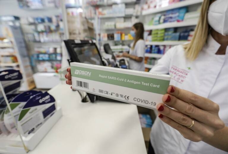 Las farmacias valencianas cobrarán por hacer y comunicar el test de antígenos, según el Micof