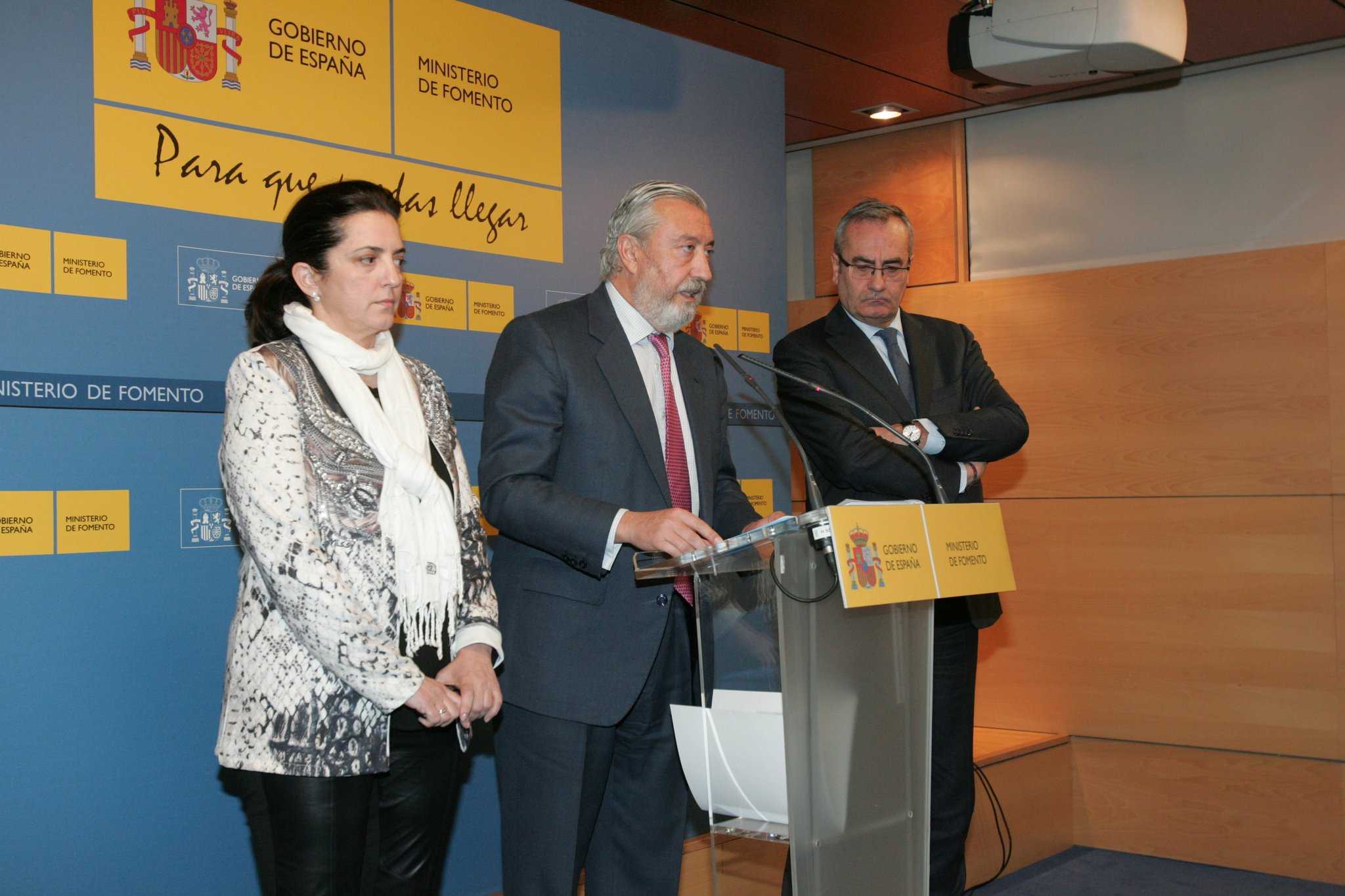 Equipo del Ministerio de Fomento tras la reunión con los estibadores del martes - 