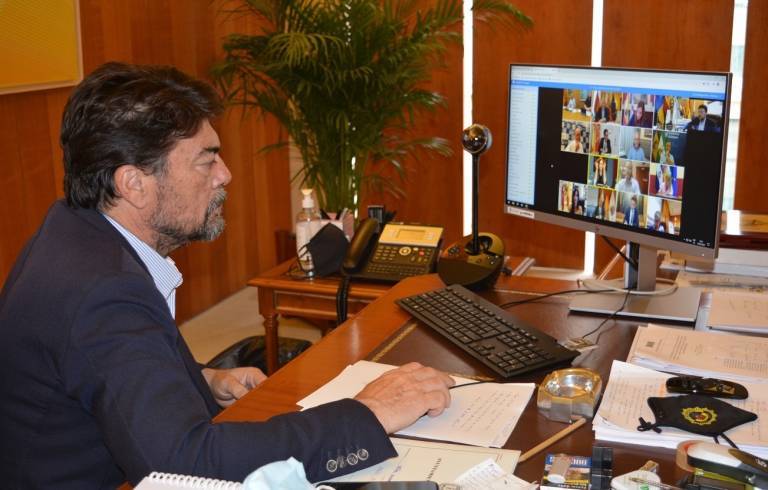 El alcalde de Alicante, Luis Barcala, en una conferencia telemática. - 