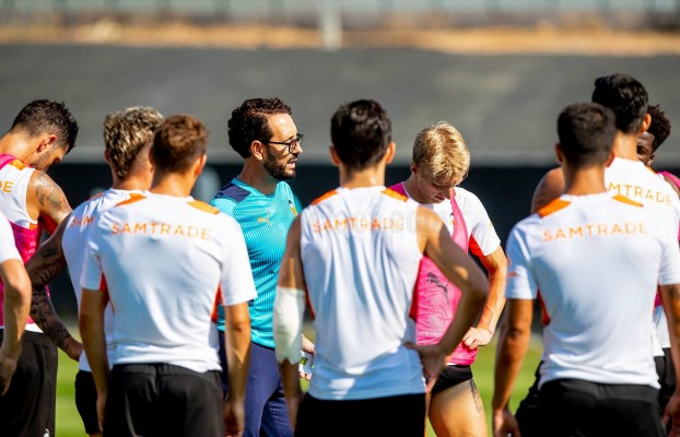 El Valencia CF, obligado a acelerar en el mercado