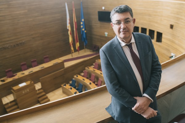 Morera da positivo en un test de antígenos y dirigirá Les Corts telemáticamente