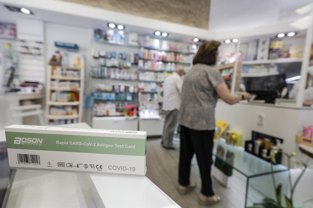 Las farmacias valencianas podrán notificar desde esta semana los positivos con antígenos