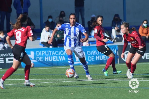 Mayra tumba al Valencia con un doblete