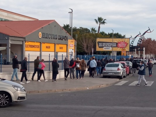Colas para vacunarse en Murcia antes de que empiecen las clases: los docentes estaban convocados aún sin cita