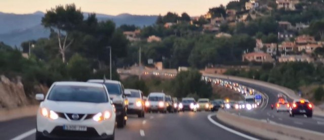 Un centenar de vehículos protestan contra la MAT con una caravana desde Atzeneta a Castelló