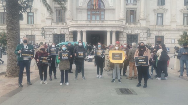 Opositores y funcionarios protestan en València contra la ley de interinos