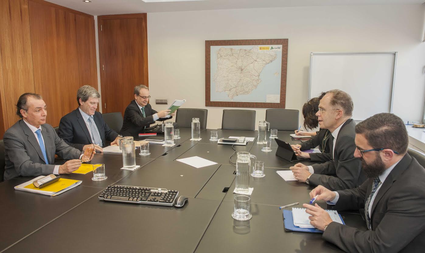 Reunión del presidente de la CEV y de la APV con los representantes de Adif - 