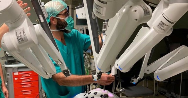 Casi un centenar de pacientes se han operado en la Región con un programa de cirugía robótica de precisión