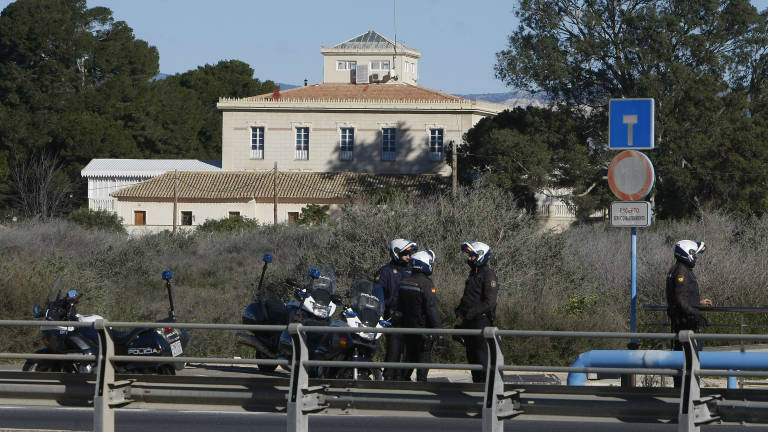 La casa familiar de los Sala Martínez, durante el registro policial el pasado 8 de febrero. Foto: EFE - 