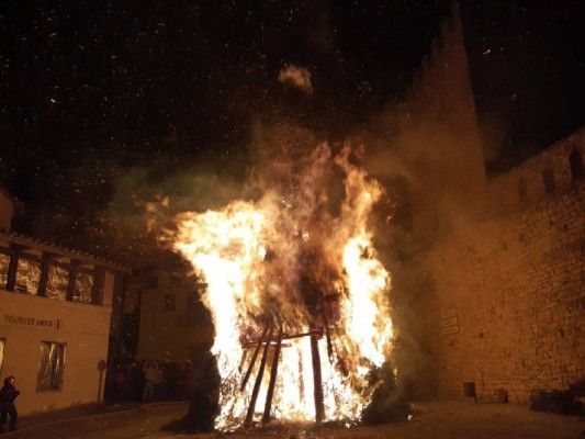 El virus 'apaga' Sant Antoni: se aplaza la Matxà de Vilanova pero Forcall mantiene la Santantonà