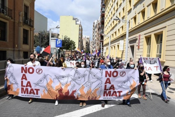 De Atzeneta a Castelló: Una caravana de coches recorre la provincia para protestar contra la MAT