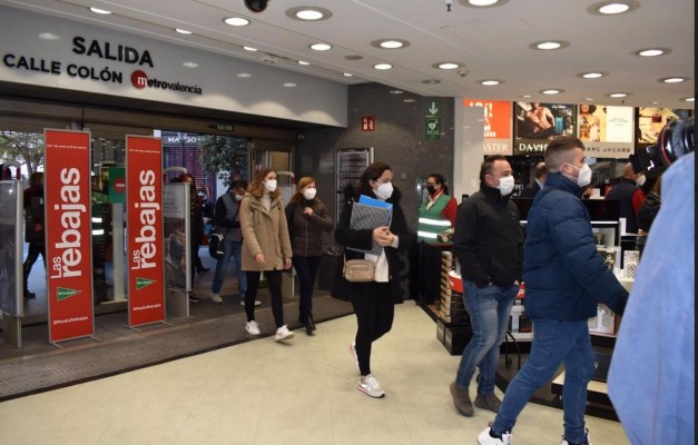 Las rebajas arrancan con colas y buenas perspectivas de ventas en la Comunitat Valenciana