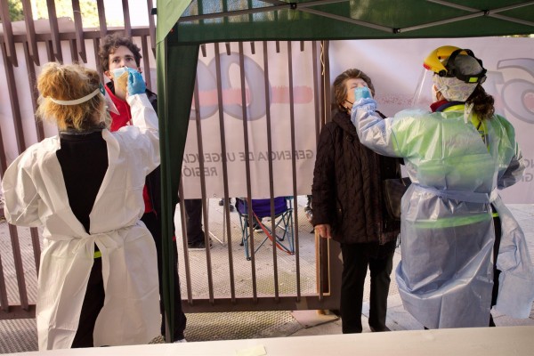 El día de Reyes se salda en la Región con cinco fallecidos por covid  (4 en Cartagena) y 2.174 contagios 