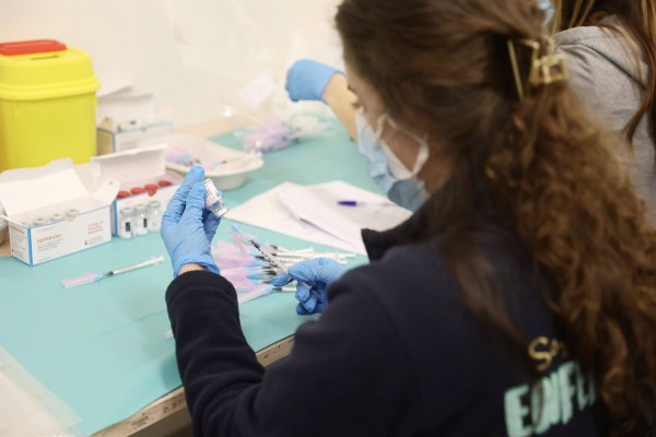 Confirman la necesidad de una dosis de refuerzo de Moderna o Pfizer para hacer frente a la ómicron
