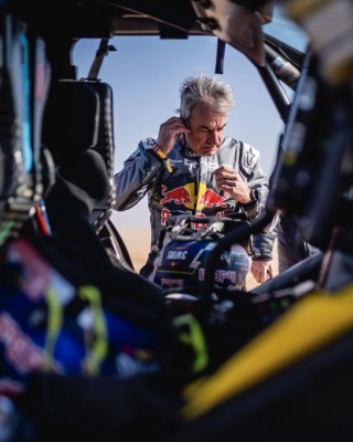 Lategan gana la etapa en coches y Sainz sufre problemas de amortiguador
